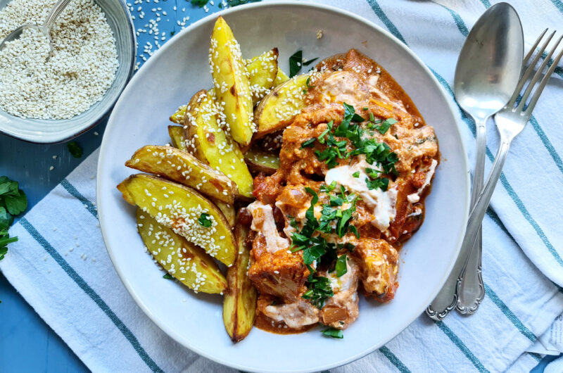 Cremiges Blumenkohl-Tikka-Masalamit griechischem Joghurt & knusprigenSesam-Ofen-Kartoffeln