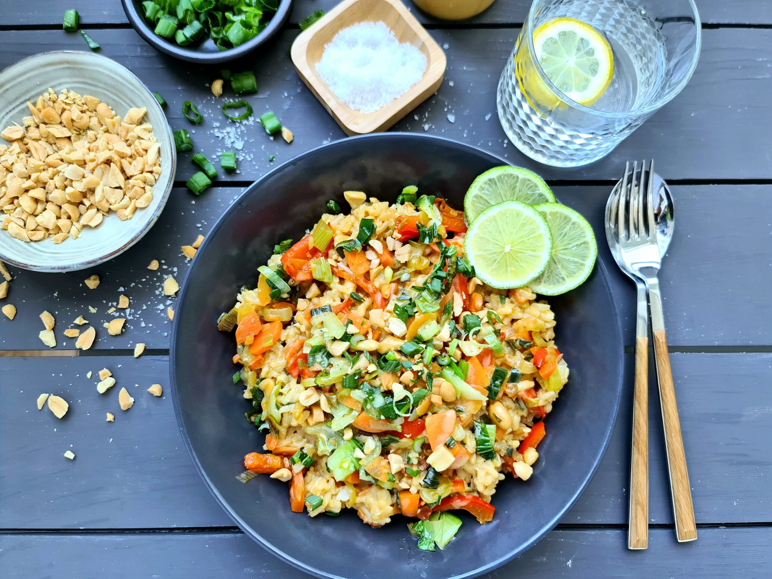 🥢 Vietnamesische Reispfanne mit Pak Choi, Sommergemüse, Limette & Mango-Erdnuss-Dressing
