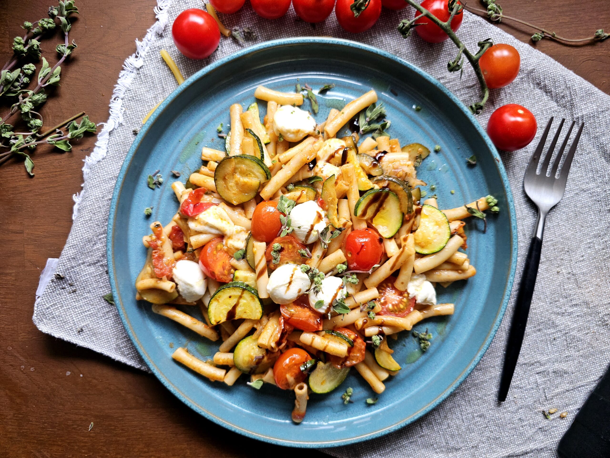 🍝 One-Pot-Maccaroni mit Tomaten, Zucchini, Chimichurri & Mozzarella