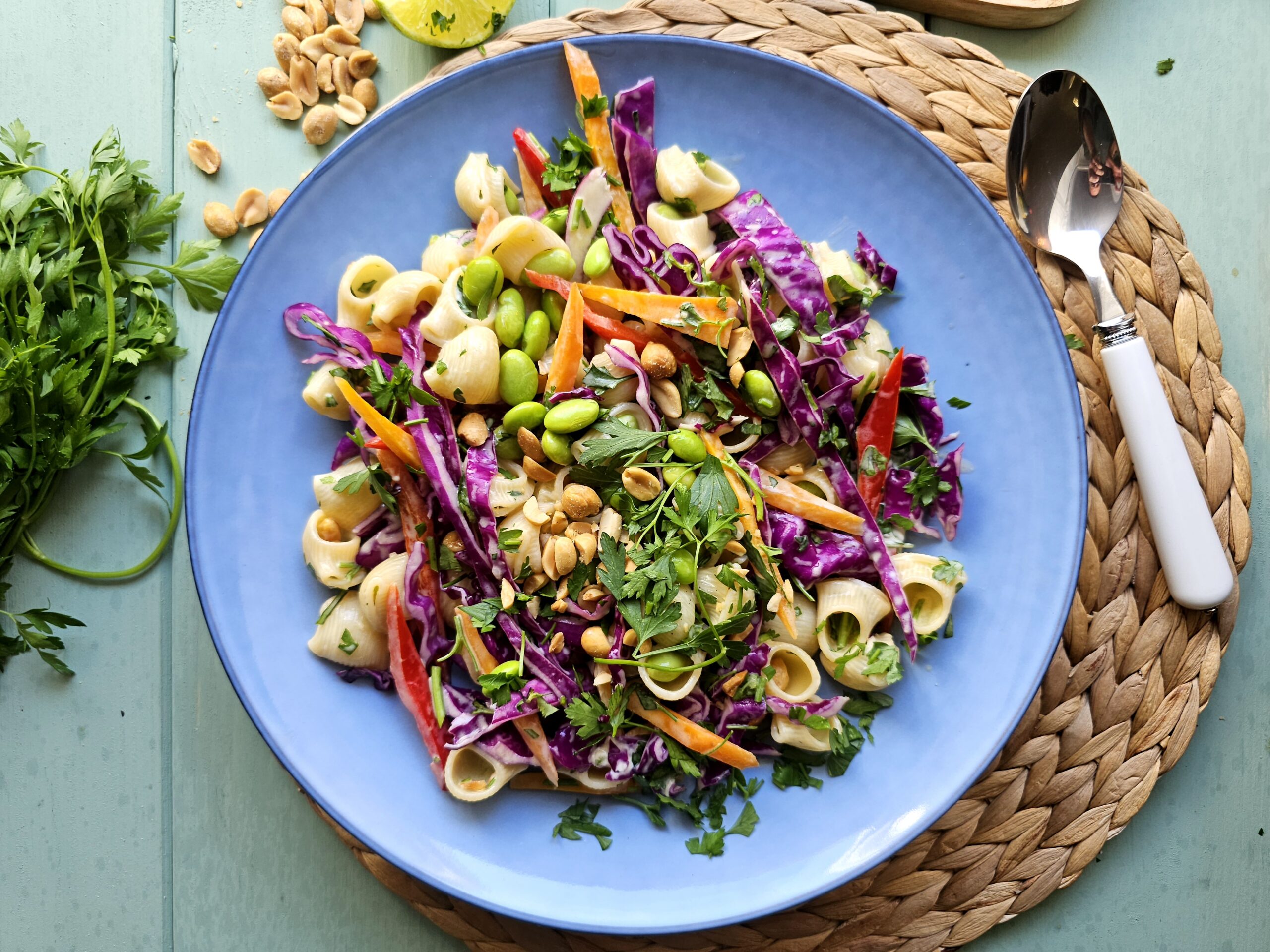 Asiatischer Sommer-Nudelsalat mit Edamame, Erdnüssen & Maracuja-Limetten-Dressing