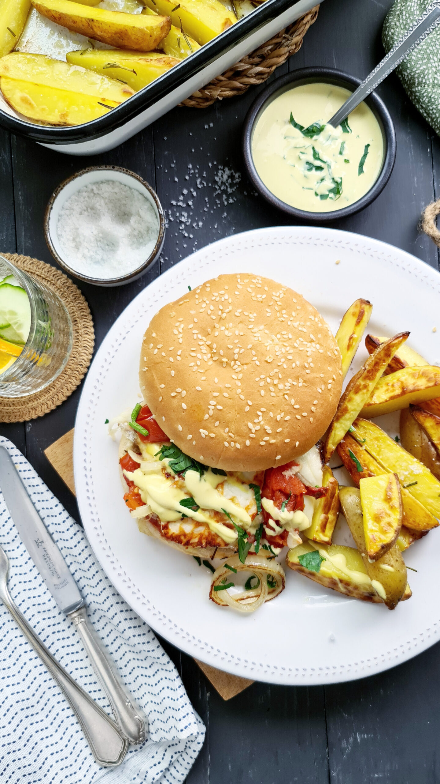 Halloumi-Burger mit Ofentomaten & Rosmarin-Kartoffeln
