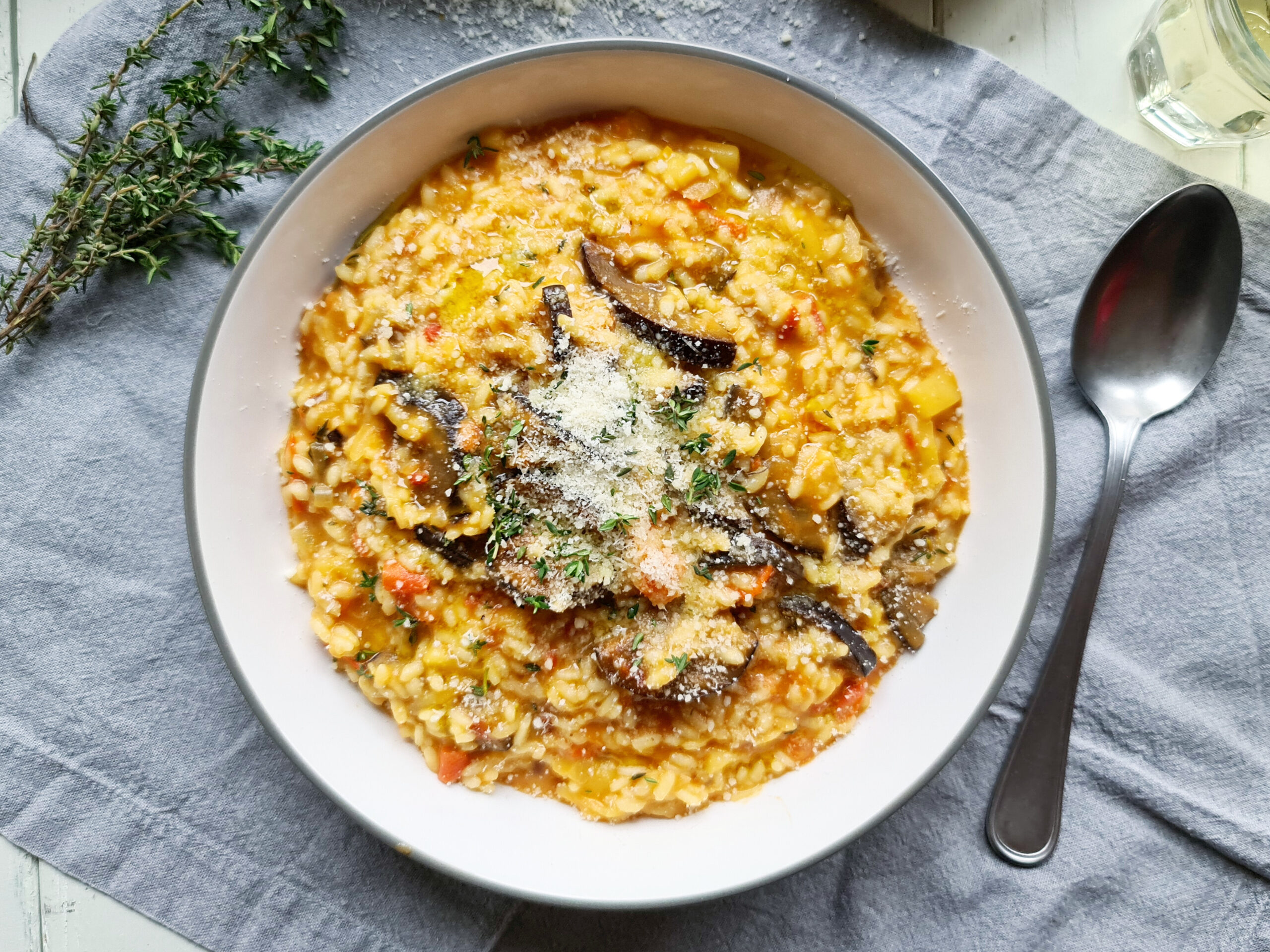 Fruchtiges Tomaten-Risotto mit Thymian, Parmesan & Honig-Miso-Ofen-Auberginen
