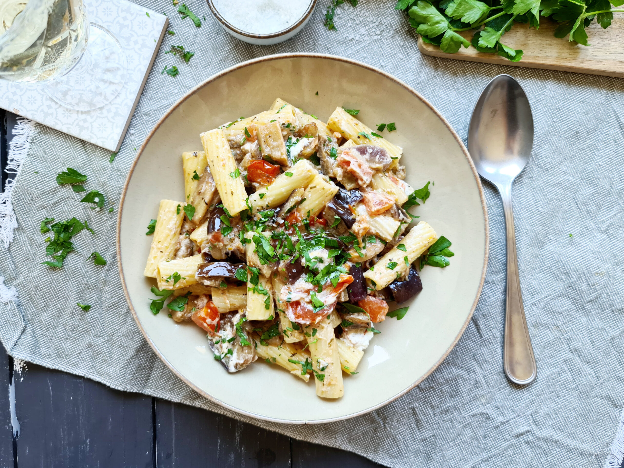 Tortiglioni mit Auberginen-Tomaten-Sauce, Frischkäse & süßen Balsamico-Zwiebeln
