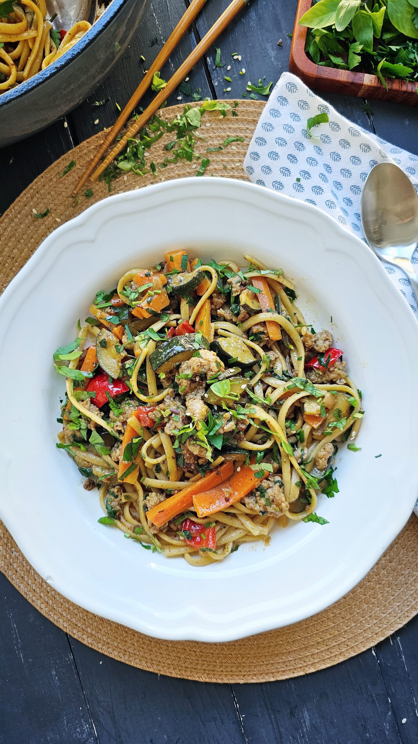 Mango-Hackfleischpfanne mit buntem Sommergemüse, Linguine, Kokosmilch & Thai Basilikum
