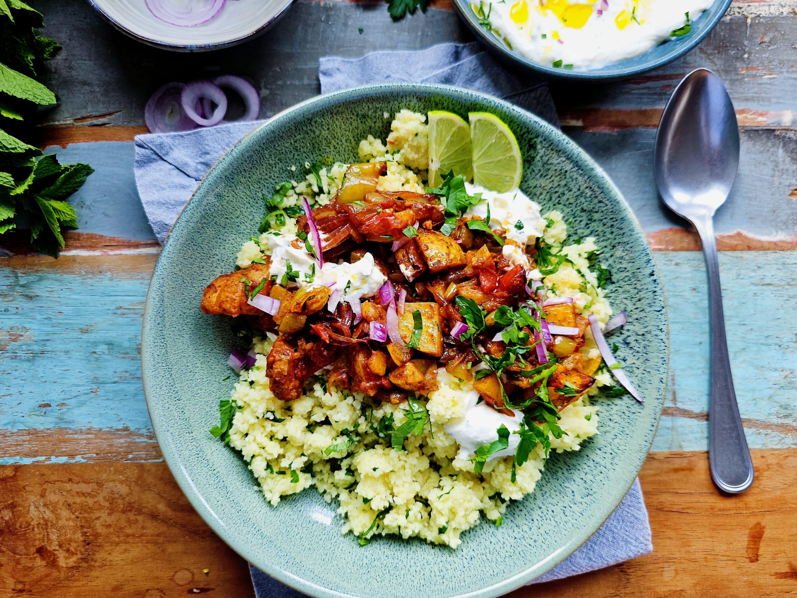 Orientalisches Ofengemüse mit Kräuter-Limetten-Couscous & Joghurt-Crème